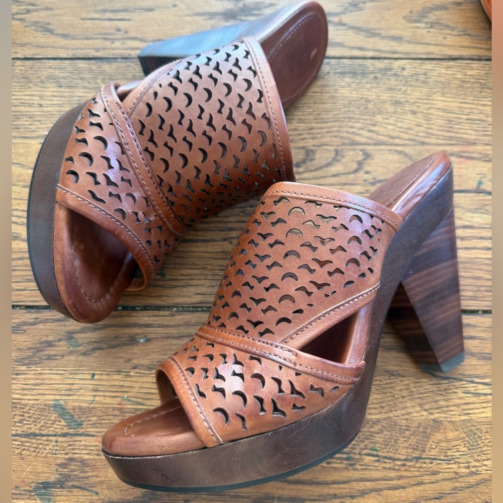 Frye's Heeled Sandal Cut-out Sage Cut Slide Brown Wooden Heel